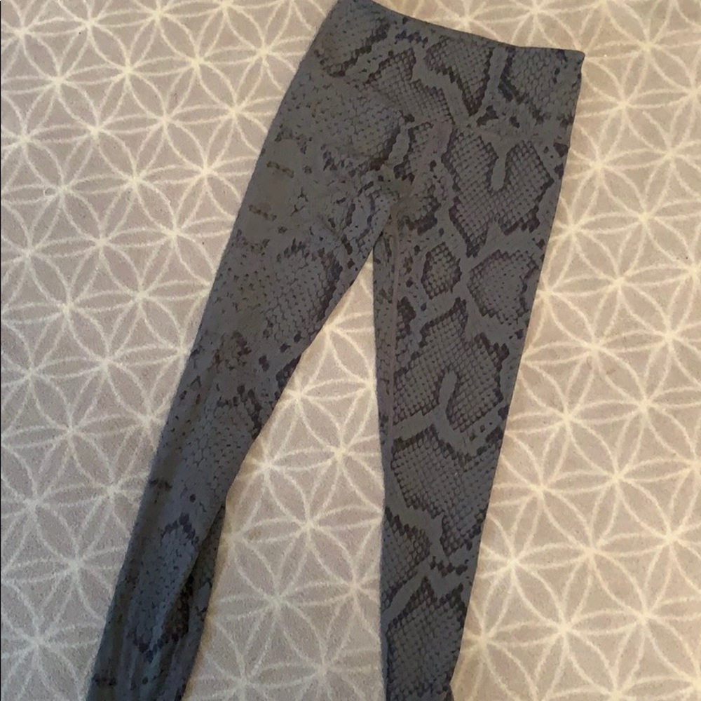 LIKE NEW! Varley Grey Snakeskin Leggings